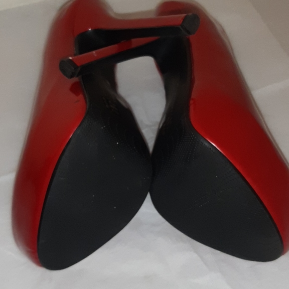 Red platform pumps size 6 1/2M - Picture 11 of 11